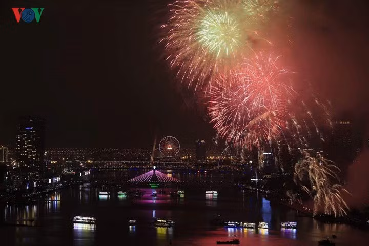 man nhan man trinh dien phao hoa ruc ro tren song han