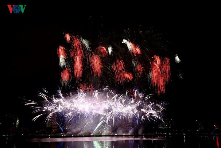 man nhan man trinh dien phao hoa ruc ro tren song han