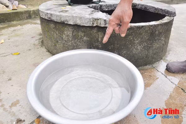 nguoi dan trung loc khat nuoc sach