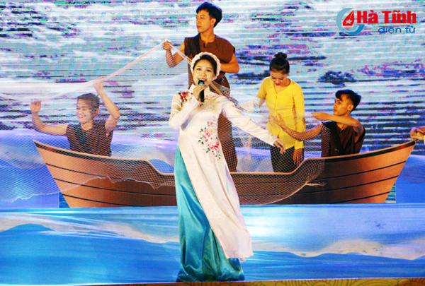 ha tinh tung bung khai truong mua du lich bien nam 2018