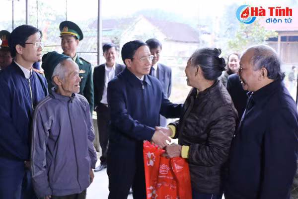 bi thu tinh uy trao huy hieu dang tang qua nguoi dan vung tai dinh cu