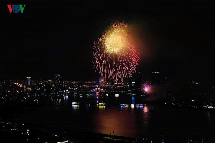 man nhan man trinh dien phao hoa ruc ro tren song han