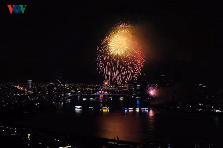 man nhan man trinh dien phao hoa ruc ro tren song han