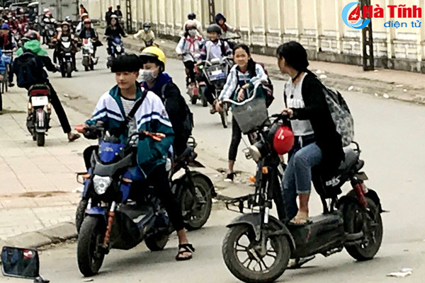 nhan nhan hoc sinh thi xa ky anh vi pham luat giao thong