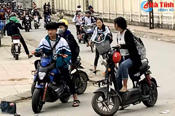 nhan nhan hoc sinh thi xa ky anh vi pham luat giao thong