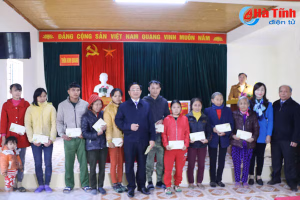 bi thu tinh uy trao huy hieu dang tang qua nguoi dan vung tai dinh cu