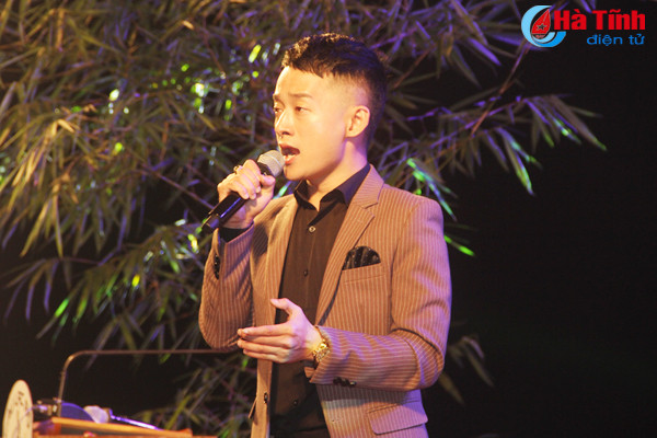 Hơn 2.000 người dân Hà Tĩnh tham gia đêm nhạc bolero “Hoa tím người xưa”