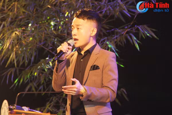 Hơn 2.000 người dân Hà Tĩnh tham gia đêm nhạc bolero “Hoa tím người xưa”