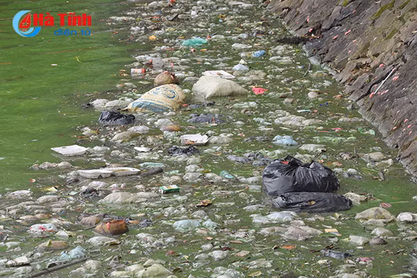 Video: Kinh hãi cảnh ô nhiễm hồ điều hòa đẹp nhất phố núi Hà Tĩnh