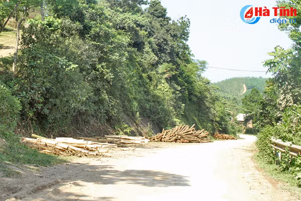 nguy co mat an toan giao thong do tap ket keo ven duong o ha tinh