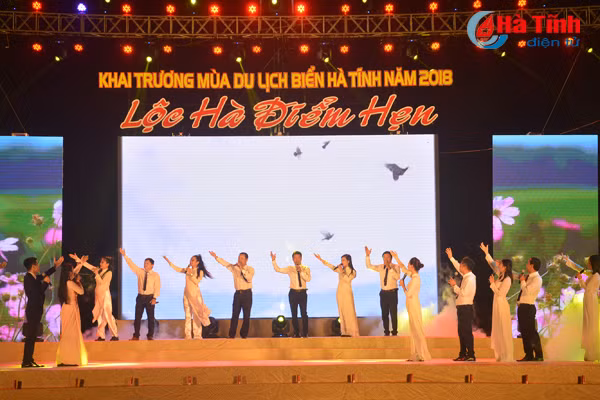 ha tinh tung bung khai truong mua du lich bien nam 2018