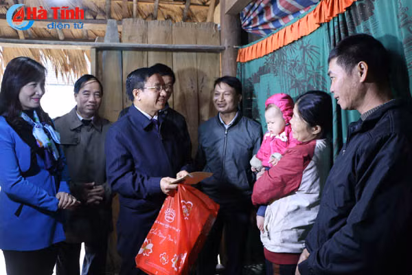 bi thu tinh uy trao huy hieu dang tang qua nguoi dan vung tai dinh cu