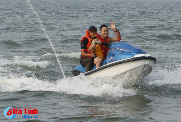 photo thien cam soi dong sau le khai truong du lich bien