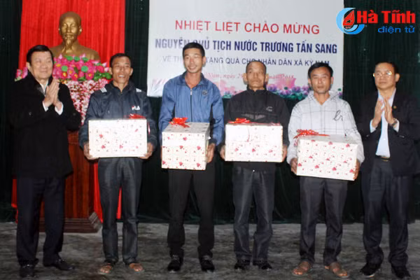 nguyen chu tich nuoc dang huong den tho co tong bi thu le duan tang qua tet o tx ky anh