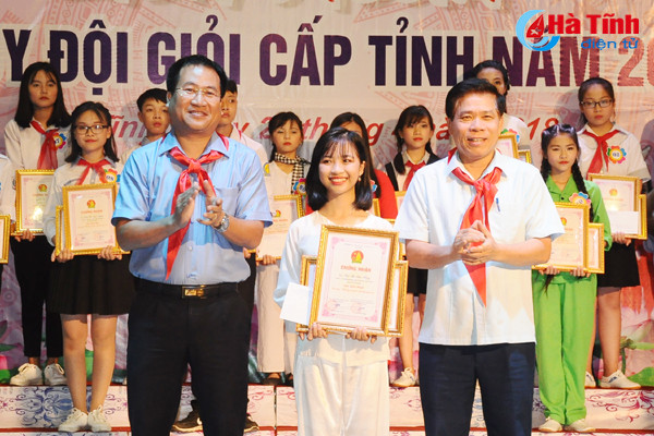 13 chi huy doi gioi cap tinh duoc trao thuong