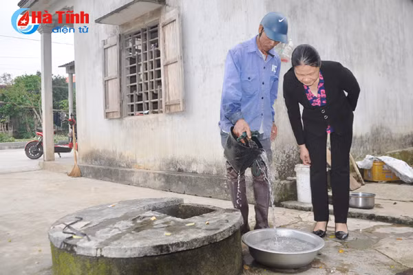 nguoi dan trung loc khat nuoc sach