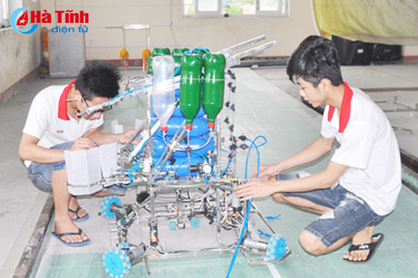 gac le sinh vien cao dang cong nghe ha tinh an ngu cung robot