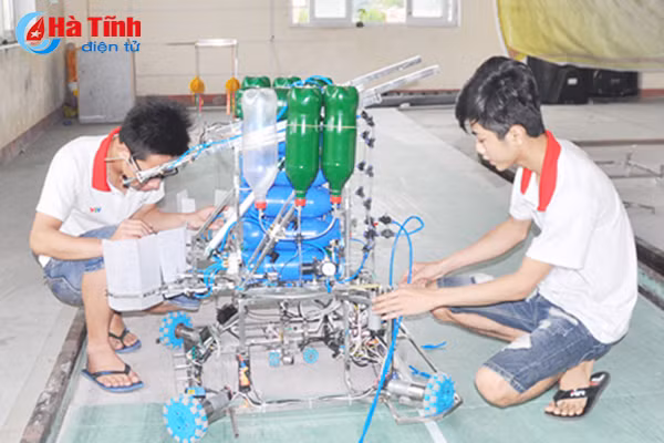 gac le sinh vien cao dang cong nghe ha tinh an ngu cung robot