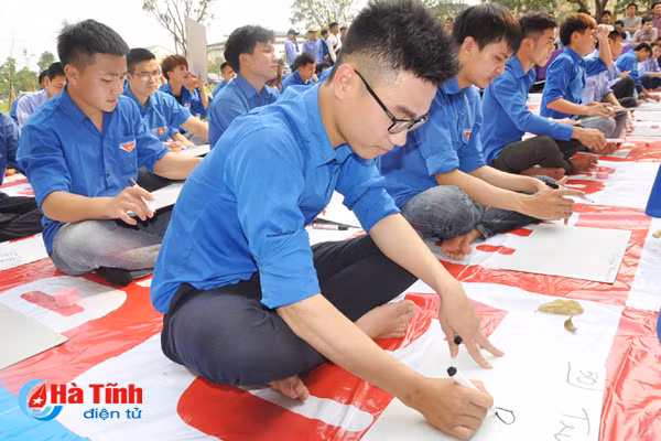 sinh vien truong cd cong nghe ha tinh rung chuong vang bao ve moi truong