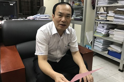 can bo nao di len bang hoi lo luon lot can duoc dua ra anh sang