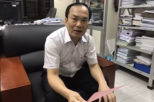 can bo nao di len bang hoi lo luon lot can duoc dua ra anh sang