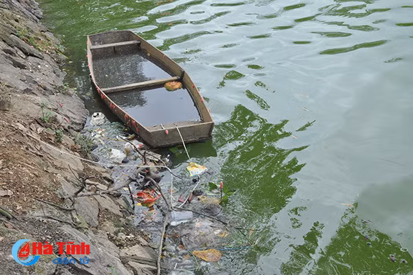 Video: Kinh hãi cảnh ô nhiễm hồ điều hòa đẹp nhất phố núi Hà Tĩnh