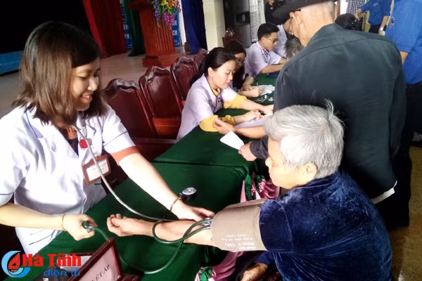 kham cap thuoc mien phi cho hon 200 nguoi dan ky lien