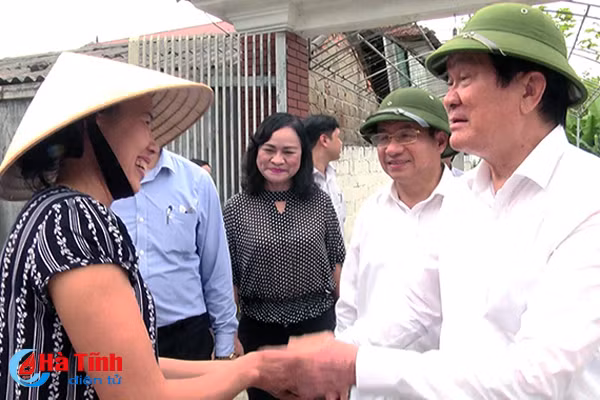 nguyen chu tich nuoc truong tan sang tham quan kdc mau tai duc tho