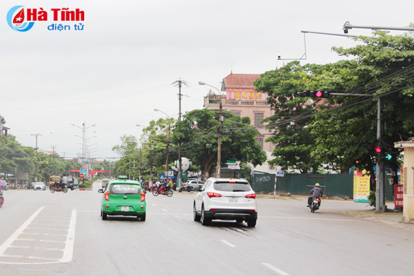 den giao thong o nga tu trung tam tx hong linh lam kho nguoi di duong