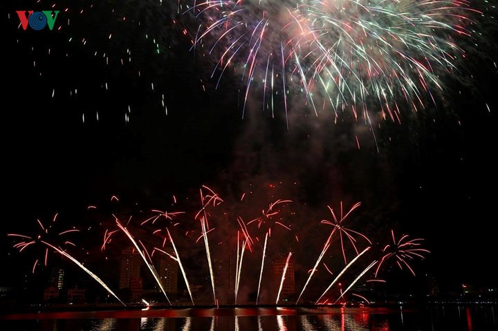 man nhan man trinh dien phao hoa ruc ro tren song han