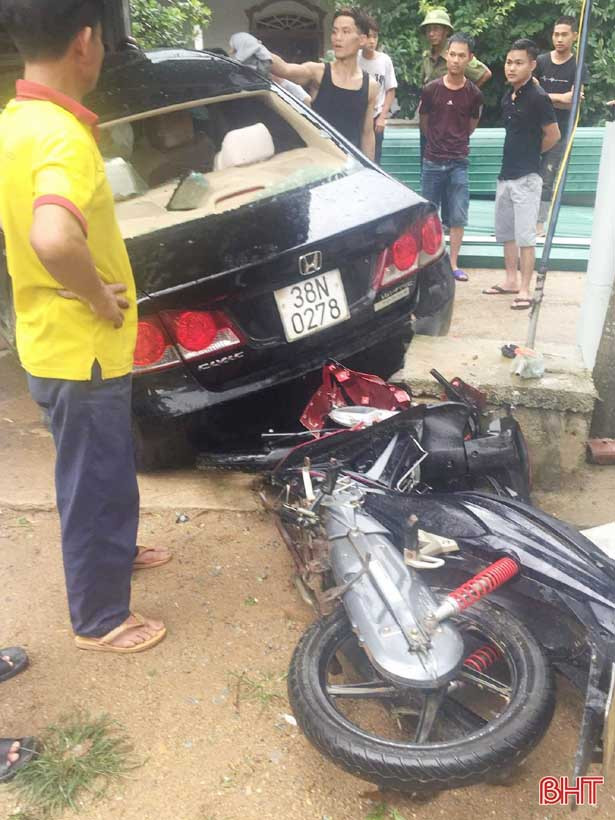 Honda Civic đâm liên hoàn xe máy, 2 người nhập viện cấp cứu