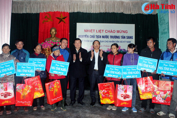 nguyen chu tich nuoc dang huong den tho co tong bi thu le duan tang qua tet o tx ky anh