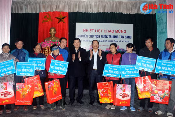 nguyen chu tich nuoc dang huong den tho co tong bi thu le duan tang qua tet o tx ky anh