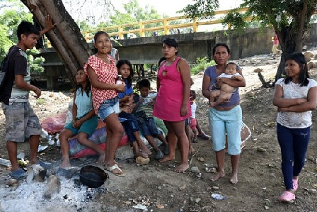 Phụ nữ Yukpa gần cây cầu quốc tế Francisco de Paula Santander nối Colombia và Venezuela. Ảnh: Guardian. cuoc song cua tho dan venezuela chay sang bien gioi colombia