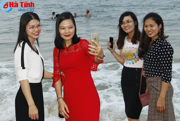 photo thien cam soi dong sau le khai truong du lich bien