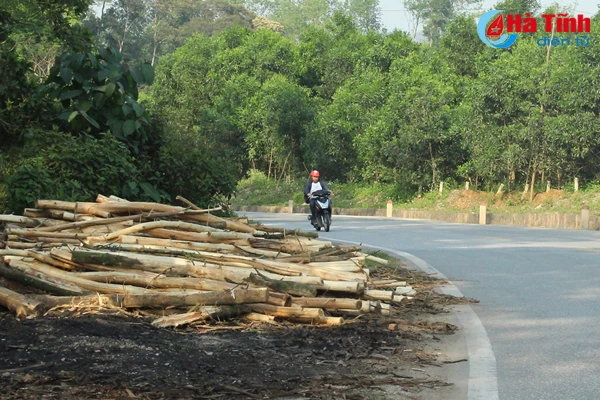 nguy co mat an toan giao thong do tap ket keo ven duong o ha tinh