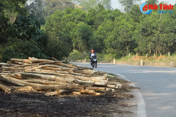 nguy co mat an toan giao thong do tap ket keo ven duong o ha tinh