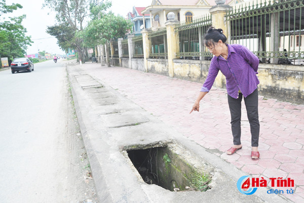 muong thoat nuoc bay nguoi di duong mat my quan do thi