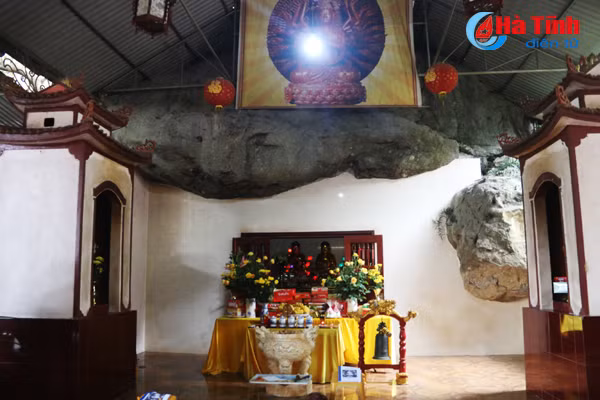 Photo: Độc đáo ngôi chùa nằm trong hang đá ở Hà Tĩnh