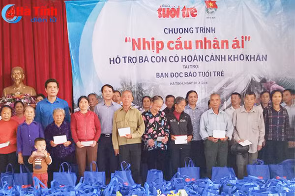 trao 300 suat qua cho gia dinh hoan canh kho khan o thach ha