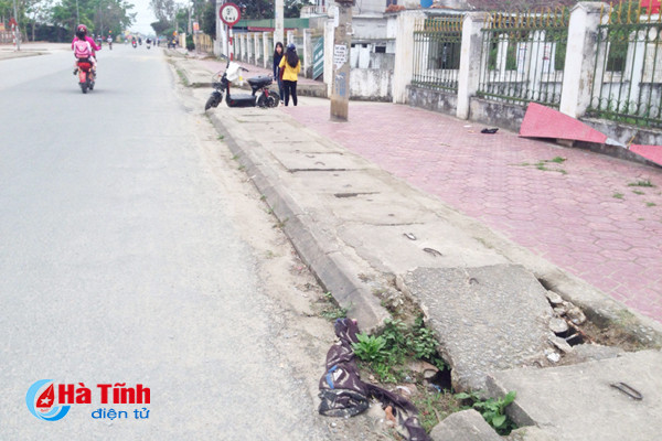 muong thoat nuoc bay nguoi di duong mat my quan do thi