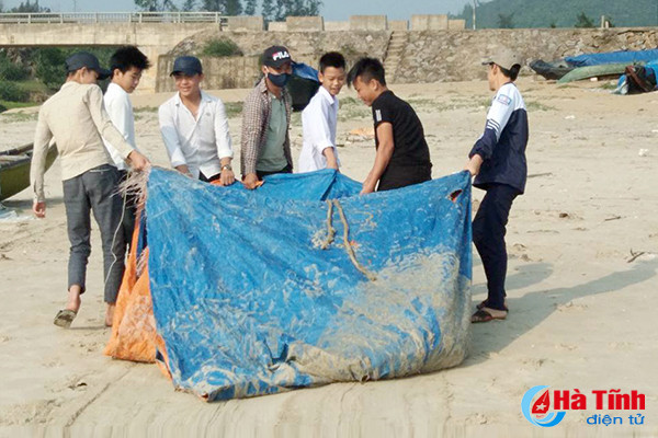 gan 2 700 luot doan vien thanh nien ha tinh ra quan ve sinh bai bien