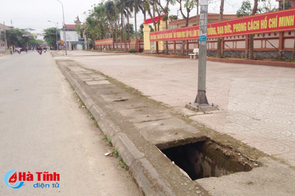 muong thoat nuoc bay nguoi di duong mat my quan do thi