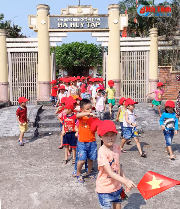 viet tiep truyen thong cach mang tren que huong cam hung