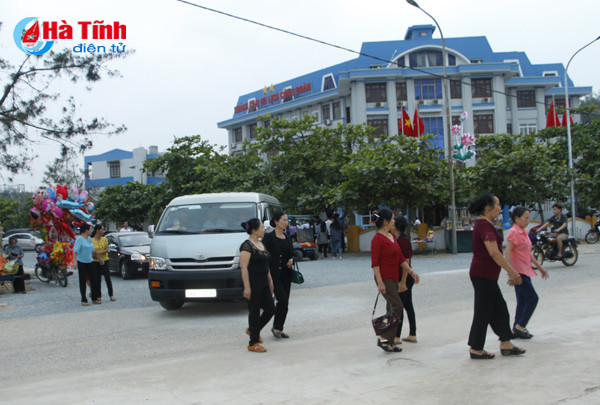 photo thien cam soi dong sau le khai truong du lich bien