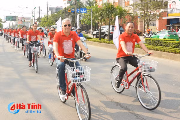 trao 210 xe dap cho tre em vuot kho hoc gioi
