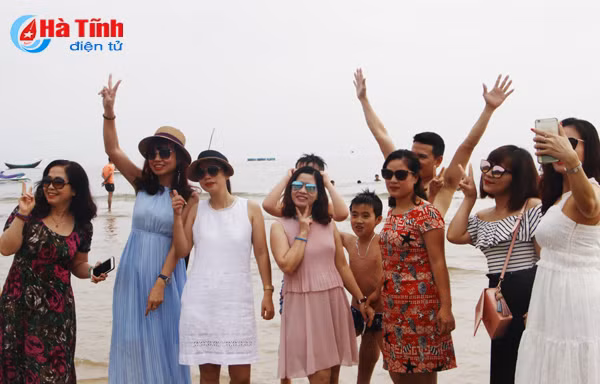 photo thoi tiet khong thuan khach van nuom nuop den thien cam