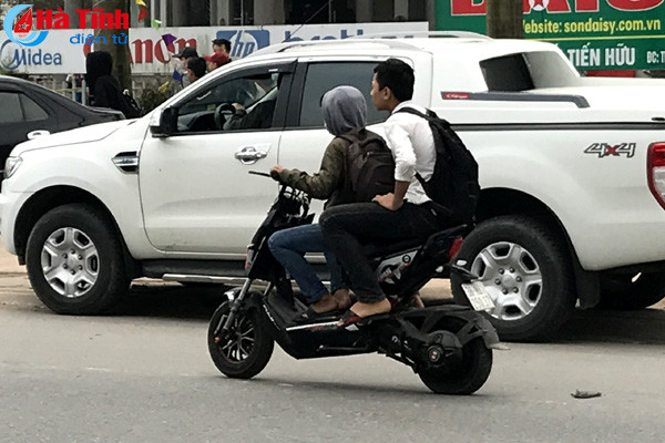 nhan nhan hoc sinh thi xa ky anh vi pham luat giao thong