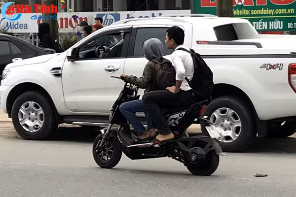 nhan nhan hoc sinh thi xa ky anh vi pham luat giao thong