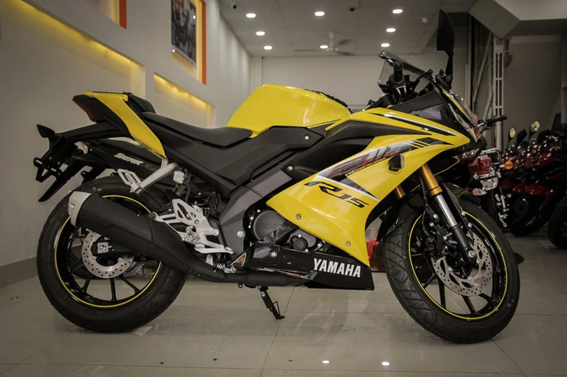 yamaha yzf r15 mau vang racing ve viet nam gia 78 trieu